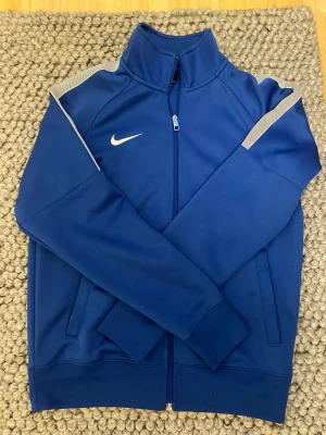 Nike Hoodie - Snygg blå nike Hoodie, köpt från Nike för 999kr för 1 år sedan. Säljer nu för 499kr. 