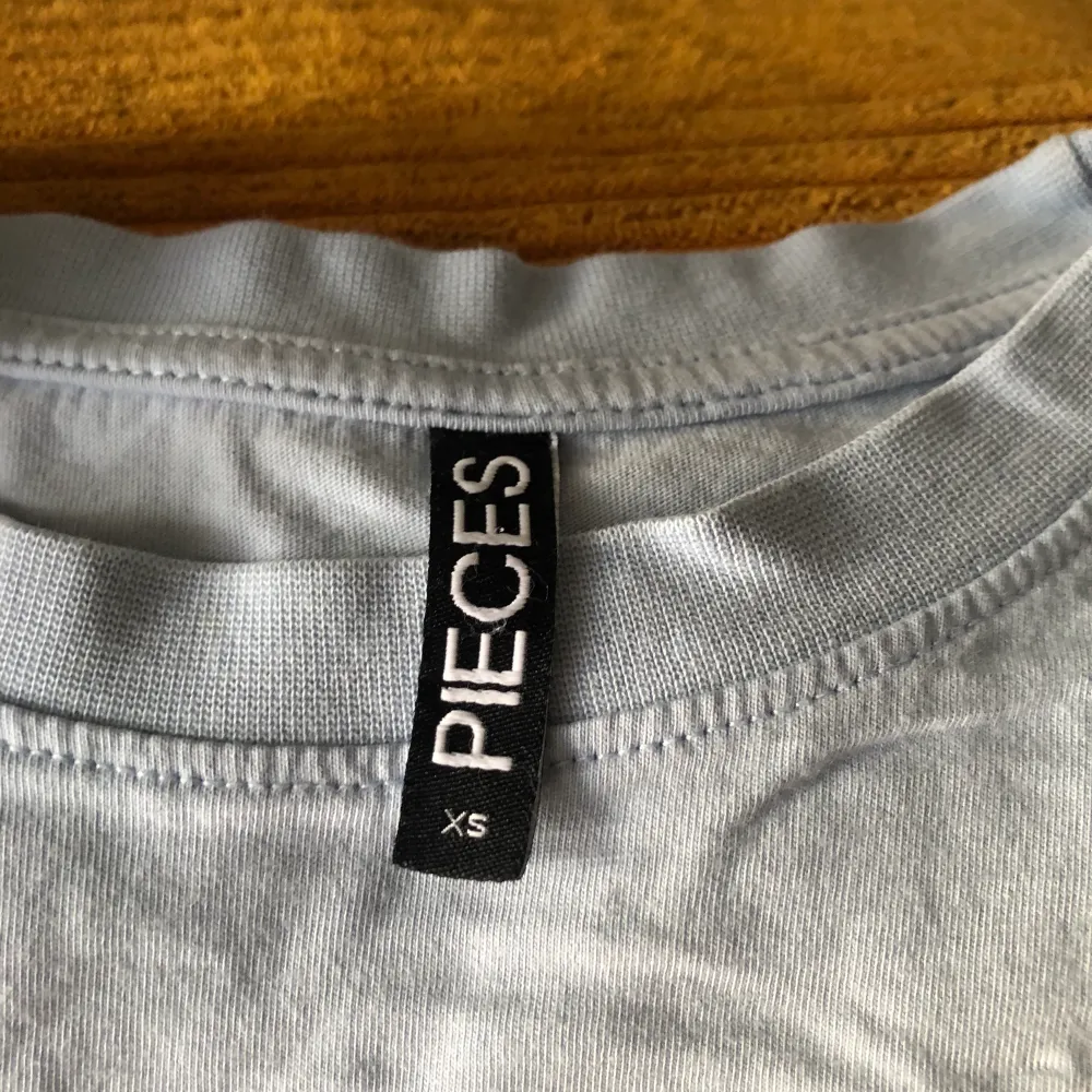 Säljer en ljusblå T-shirt från Vero Moda i strl. XS. Köpt under våren 20 och använd samma år under sommaren. Aldrig använt sedan dess. Köparen står för frakten😇. T-paidat.