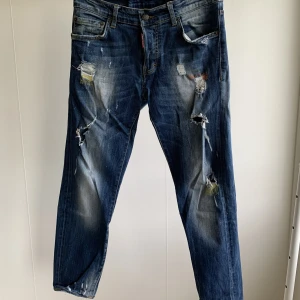 Dsquared2 Jeans 46 - Jeans från Dsquared2. I fint skick. Storlek 46, passar W29 och W30. Made in Italy. Djur & Rökfritt hem. Nypris: 6 000 kr.