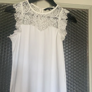 Topp - Säljer denna vackra topp från Vero Moda <3 Använd endast ett fåtal gånger och är därför i mycket bra skick. 