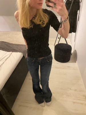 Topp - säljer denna enärmade toppen från Cos, super snygg och perfekt till sommaren!! HELT oanvänd 