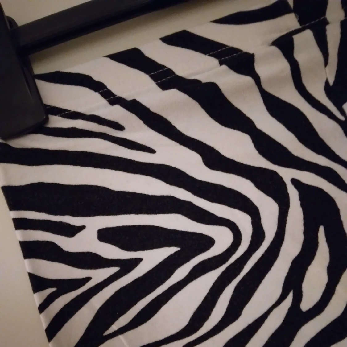 Zebramönstrade leggings med dragkedjor på benen, begagnade men inte trasiga. Strlk 34-36/SMALL.  - 2