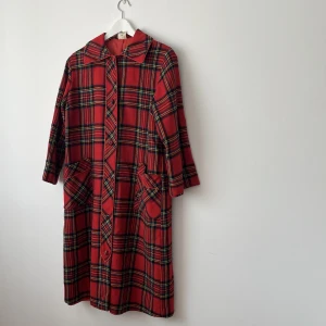 Kappa i röd tartan - SÄNKT PRIS! 💌 Vintage röd tartan kappa i ull, perfekt om du vill de ut som ett shortbread! ❣️ Fint skick men en del flaws, fodret har bland annat lossnar på ena ärmen.  Uppskattar den som en XS-S! 