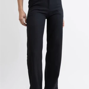 kostymbyxor  - säljer dessa supersnygga kostymbyxor från madlady. så trendiga och bekväma, sparsamt använda!💓