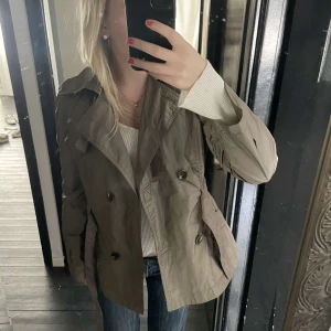 Grön/oliv zarajacka - En jättefin grön/oliv jacka från zara