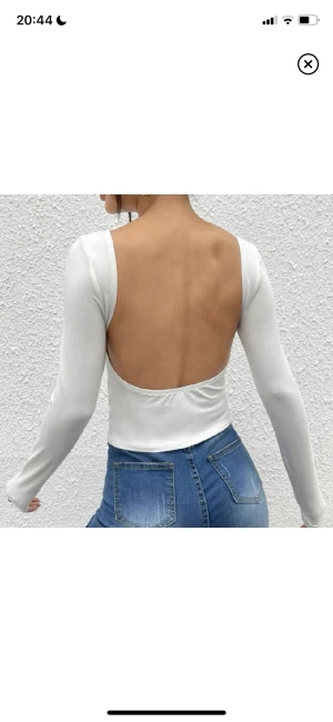 öppen rygg - säljer denna jättefina tröjan från shein m öppen rygg med inga deeffekter, säljer då jag ej känner mig bekväm i den. 
