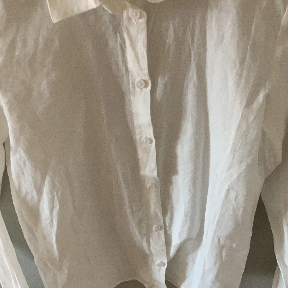 Helt oanvänd linne skjorta från hm divided säljer på grund av att den aldrig kommer till användning storlek xxs men passar nog även xs tryck ej på köp nu utan kontakta gärna innnan.. Skjortor.