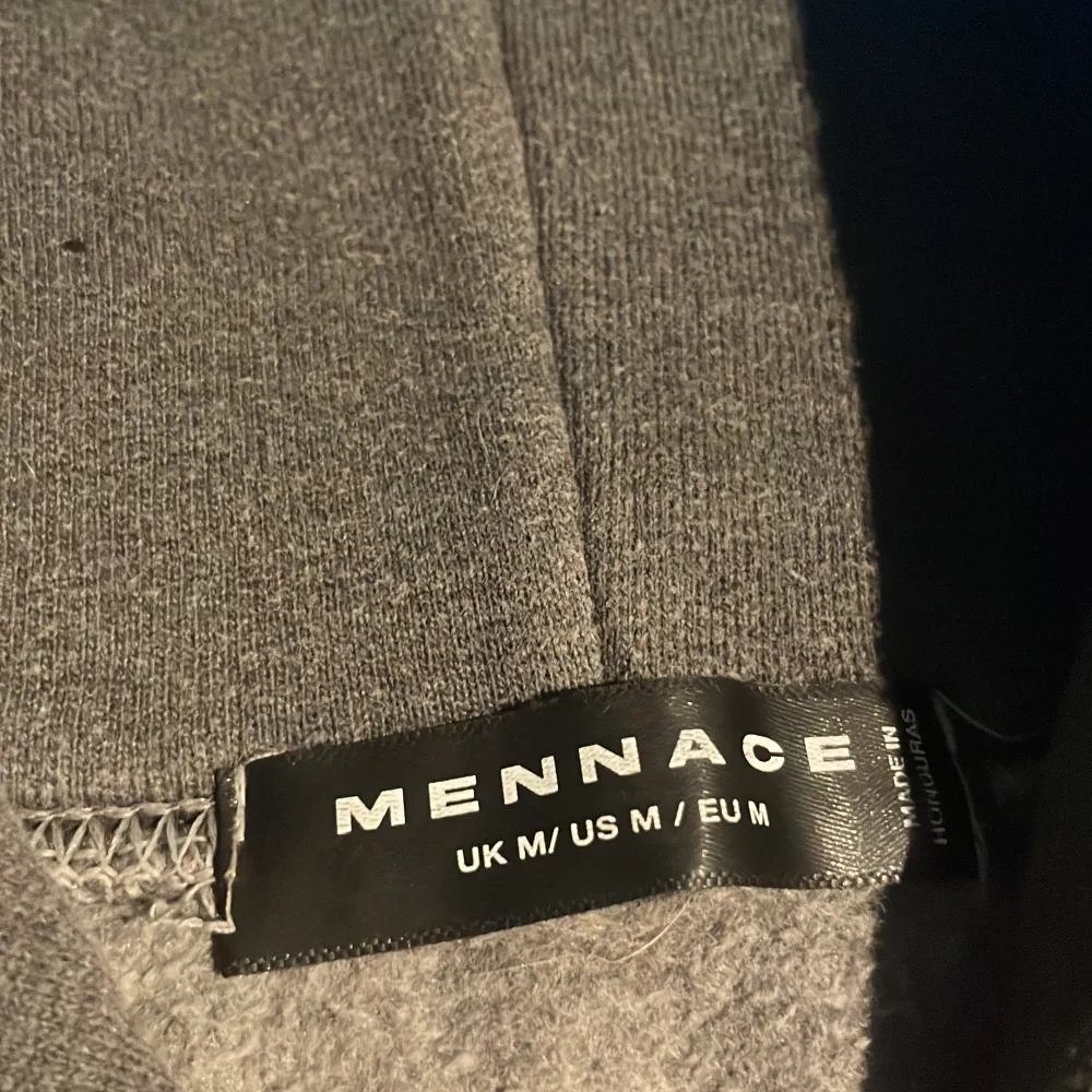 En Mennace hoodie i storlek M. Allmänt skön hoodie, snygg passform. Nypris 480kr. Hoodies.