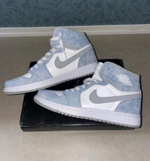 Air Jordan Retro High OG Hyper  - Air Jordan 1 Retro High OG "Hyper Royal"  Storlek 41 Skick: 9/10  Kollar bara intresse. Säljer om jag får bra bud 