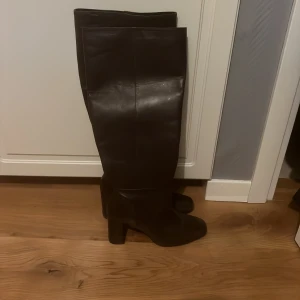 Stövlar med klack  - Jättesnygga stövlar från nakd som inte är använda då de är förstora. 💖nypris 1079kr