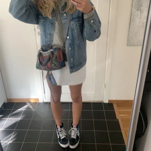 Höga Vans - Säljer mina höga mörkblå/svarta vans för att dom ej kommer till användning. Dom är som nya och använd ca 4 gånger. Jätte bra skick och inga märken eller skador. Köpta för 750.