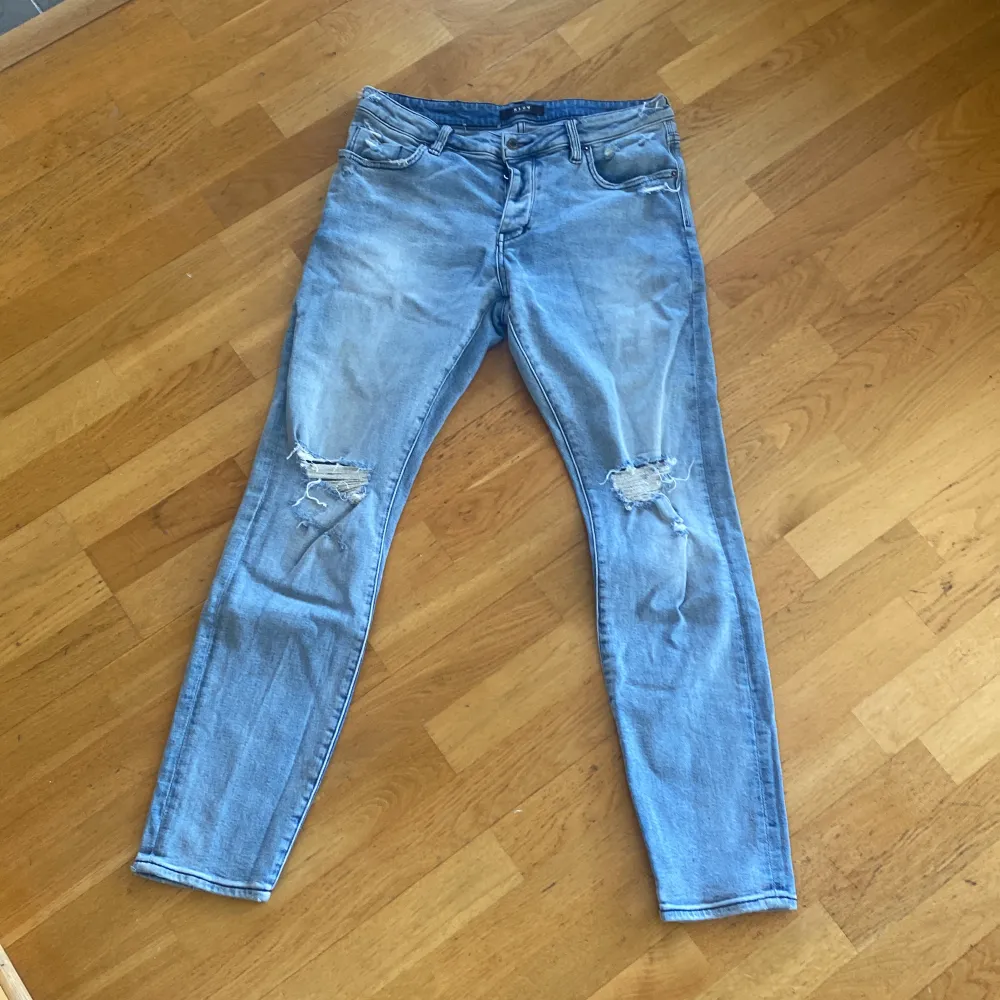 Jeans med slitage, skinny passform och stretch i tyget. . Jeans & Byxor.