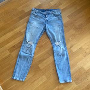 Jeans med slitage, skinny passform och stretch i tyget. 