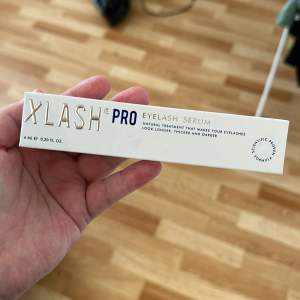 Helt oöppnad xlash eyelash serum. Klisterlappen till att öppna förpackningen sitter även kvar. 699 kr ny.