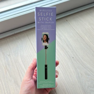 Selfie stick with tripod  - Selfie pinne till sin iPhone helt oanvänd! Säljer för 70kr. 