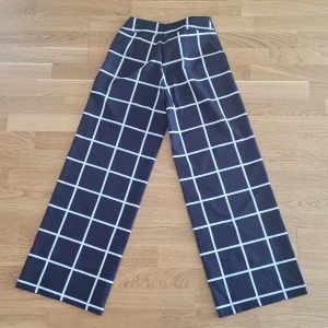 Byxor  - Rutiga byxor. Lätta, perfekt för sommaren / våren  Storlek M eller 38