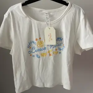 Baby t-shirt med blom tryck och text. Är oanvänd då den var en gratis gåva i en annan beställning. 