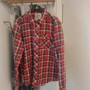 Vill sälja en lång ärmad röd plaid skjorta, gott skick designad för män men passar även till kvinnor. Skulle föredra att träffas någonstans.