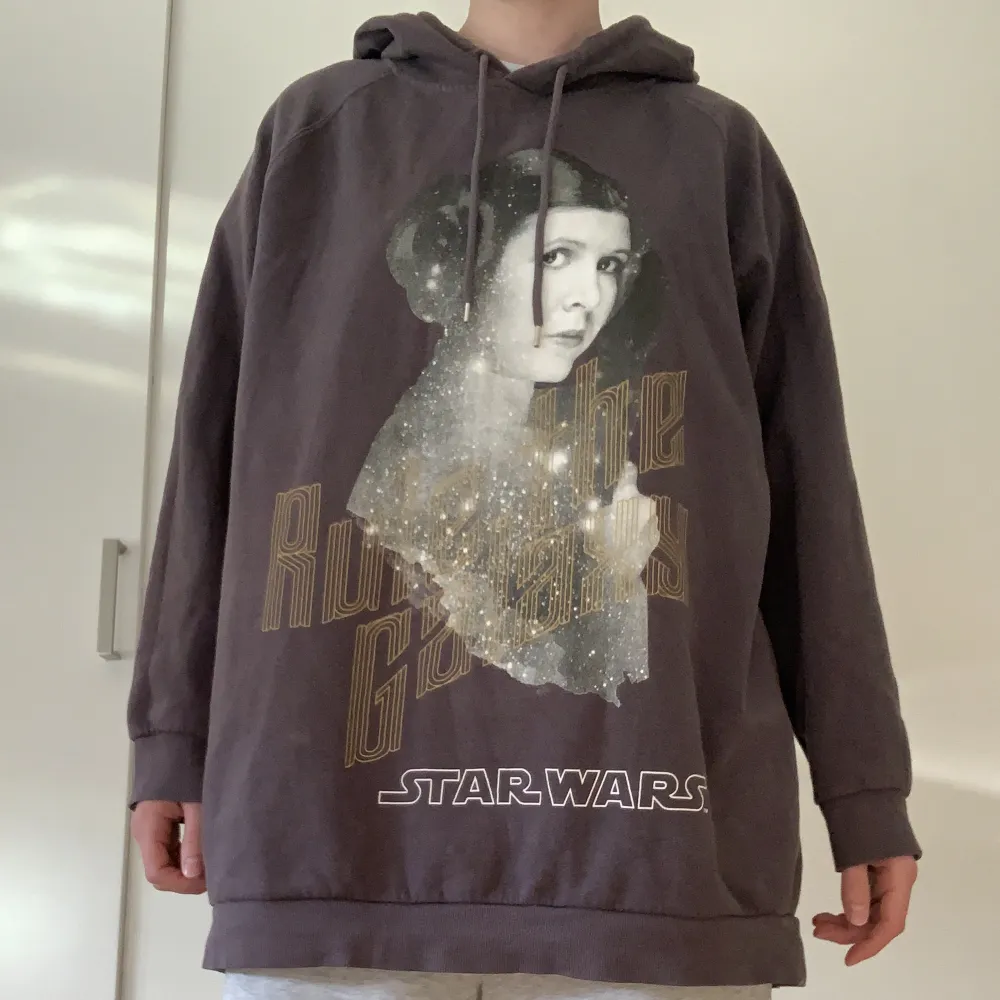 Thriftad hoodie: - Stor och skön - Text ”rule the galaxy” - Stl ev. XL (ev. unisex) - Plaggets längd exkl. luva ca 69 cm - Liten liten missfärgning på framsidan, nere till höger, annars bra skick - Jag säljer för att det inte används längre.. Hoodies.