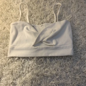 Vit croptop - Bra skick har använt den 5 gngr bara 