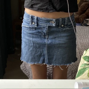 Miniskirt jeans kjol - Så snygg 2000s miniskirt/jeanskjol🙌🏿❤️köp ej frakten via appen🥰