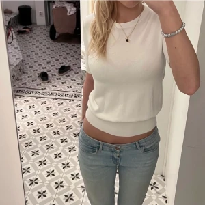 Zara tröja - Vit zara tröja! Aldrig använd då den inte passar🫶🏼 Lånad bild