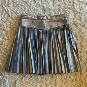 Silverkjol - Urcool kjol i silver från Zara. Strl 13/14 år men passar mig som har storlek S. 