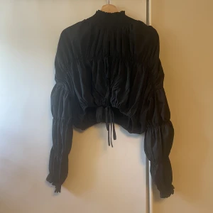 Svart knyttopp  - Superfin topp som man knyter framtill. Går att knyta den olika hårt för att få den antingen tajtare eller lösare.   Skicka ett meddelande för mer bilder! 