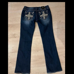Miss me jeans bootcut - Jättefina low waist miss me jeans som är bootcut, tyvärr var dem för stora för mig, helt 💋nya, inga fläckar eller detekter. Det står storlek 33 på de, jag skulle söga att de är ungefär medium/large:) skulle du vara osäker sök upp miss me jeans size chart"