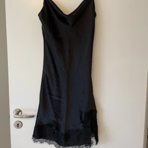 Slipklänning med spetsdetalj - Säljer denna fina slipklänning oanvänd med lapp kvar!   Nypris 499:- 