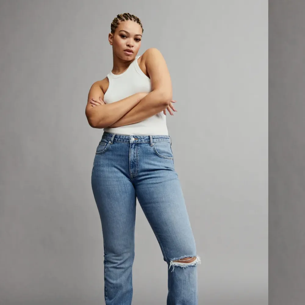 Full length flare jeans, helt nya, taggen kvar, säljs då de var för små. Jeans & Byxor.