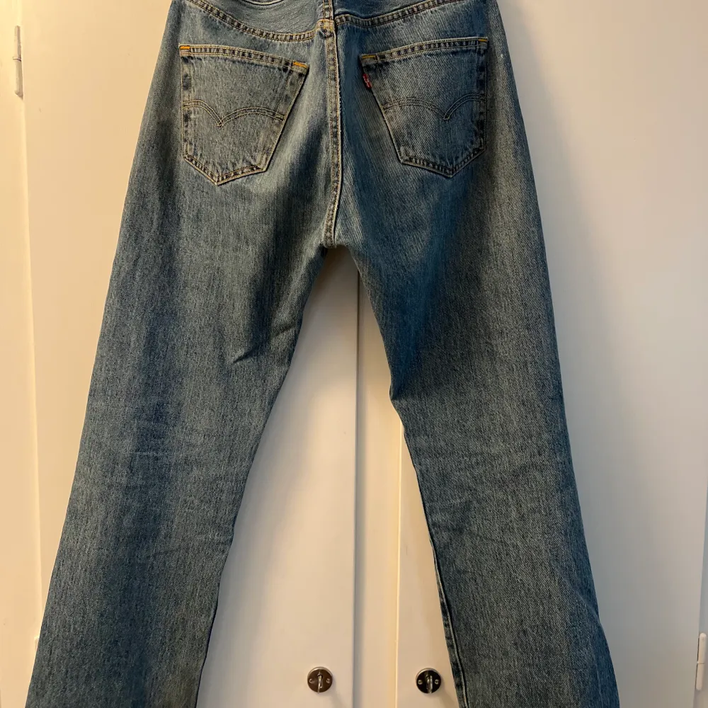 Köpte ett par Levis 501 men insåg när jag kom hem att de var för små. Bra skick! . Jeans & Byxor.