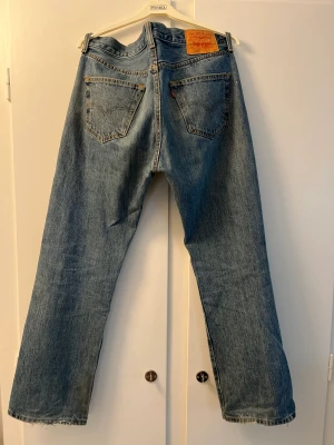 Levis 501  - Köpte ett par Levis 501 men insåg när jag kom hem att de var för små. Bra skick! 