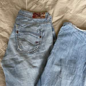 Säljer dessa snygga lådmidjade jeans! Köptes här på Plick men säljer då de var för stora för mig! Utsvängda och passar nån runt 1,67. Bara att höra av sig💘 Först till kvarn!!  