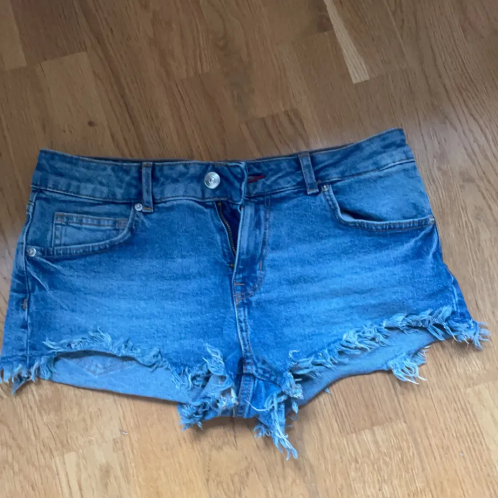 Ett par blå jeans shorts med fickor där bak säljer då de ej kommer till användning och pris kan diskuteras 💕🩷. Shorts.