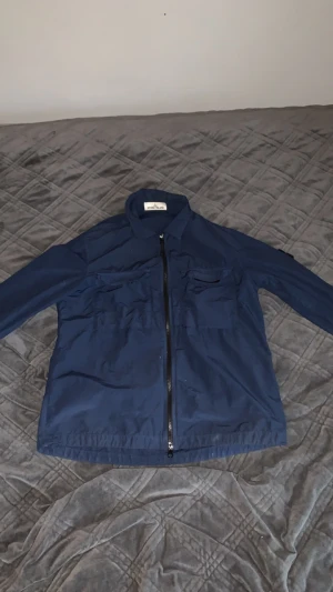 Stone Island Overshirt Navy Blue - En jättefin overshirt från Stone Island i mörkblå färg som passar perfekt till våren och sommaren! Pris kan diskuteras