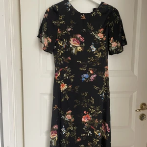 Blommig klänning  - Super fin blommig klänning, passar bra till våren och hösten. Silke-material.