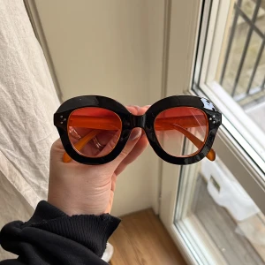 Svarta solglasögon - Svarta solglasögon med tonat glas