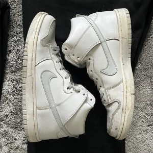 Nike dunk  - Skorna är använda ett fåtal gånger och det finns knappt några tecken på slitage.  