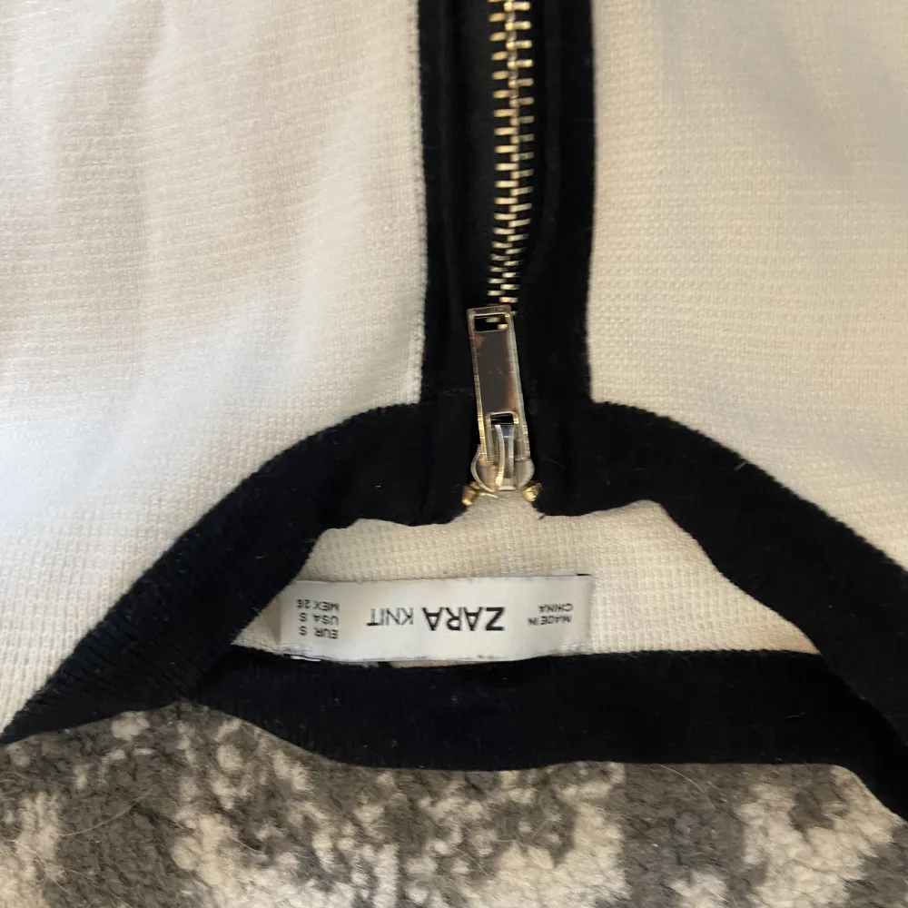 En jättefin vit tröja från zara med gildig dragkedja och fickor💯säljer för att den inte kommer till användning. Tröjor & Koftor.