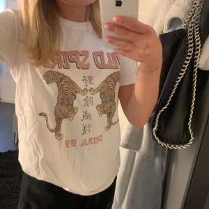 T-shirt Gina Tricot - T-shirt från Gina Tricot som säljs pågrund av att den inte används hos mig längre. Det är storlek s💕