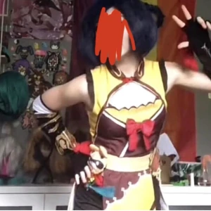 hjälper nico sälja sin Xiangling cosplay - hjälper nico sälja hennes cosplay. hon tar bara swish. 650kr + frakt om du är intresserad hennes @ är @nic0 dm henne direkt istället för mig.💕
