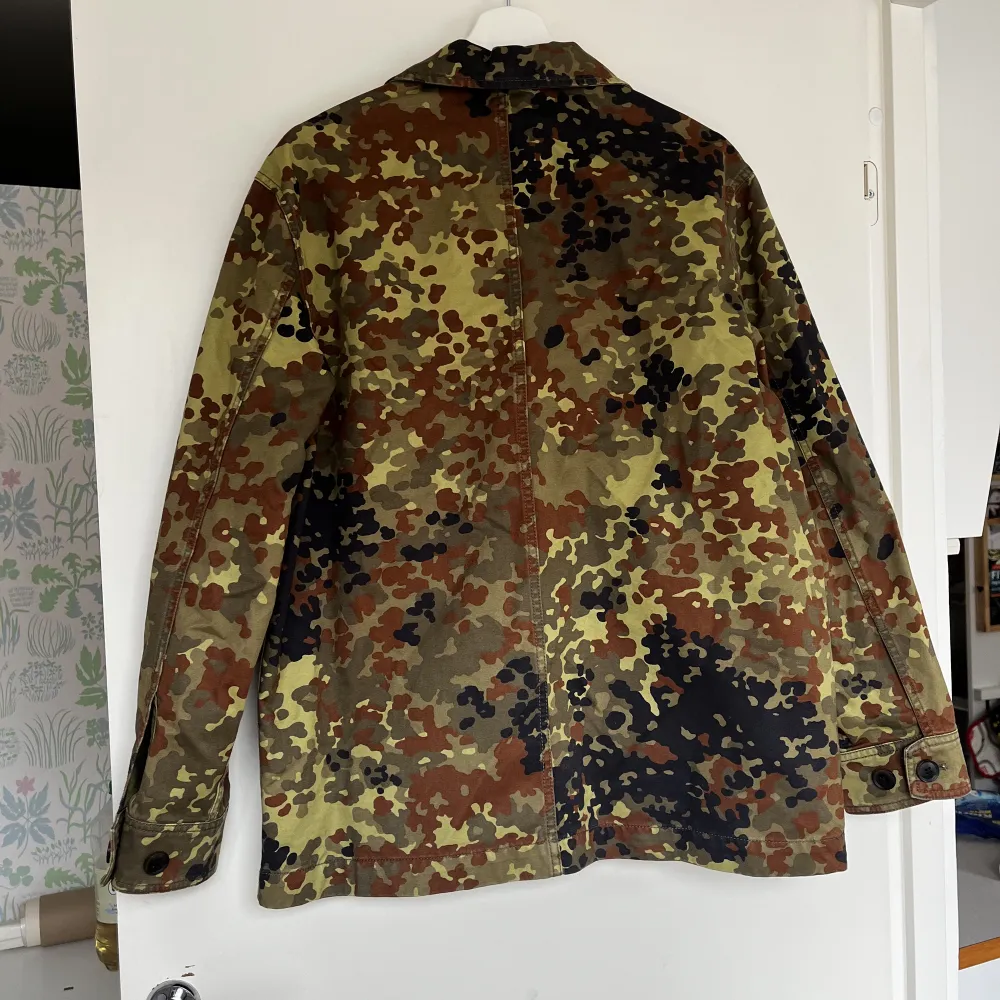 Fin skjortjacka i camouflagemönster från & Other Stories. Knappt använd, i väldigt fint skick! Storlek 36 men oversized  100% bomull. Jackor.