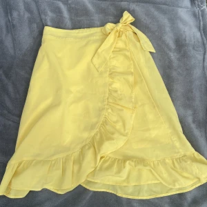 Kjol - Denna kjolen har använts 2-3 gånger🤗 Den har en volang som går snett i genom kjolen o mellan stora volanger längst ner😊 Längst upp på kjolen har den en rosett som går o knyta upp🌻 En perfekt kjol inför sommaren☀️