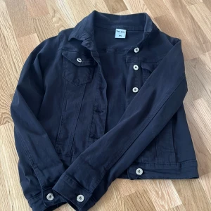 Jeansjacka - Svart, skön jeansjacka i något kortare modell. Använd fåtal gånger då den tyvärr blivit för liten.🌸