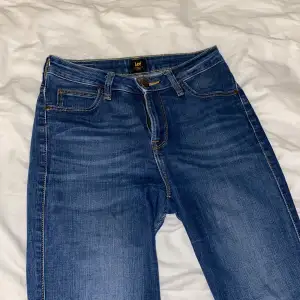 Supersköna jeans från lee i storleken w27 L33. Modellen heter scarlett high. Vill notera att dessa är väl använda💕