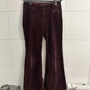 VELVET BYXOR - Så vackra ’velvet’ byxor, använda av mig en hel del!  Så fina men dem behöver ett nytt hem nu, vinröda i färgen.  Det är bootcut ben och dem är midjehöga! Dem har ett litet skav vid rumpan men INGET som syns!   Katthår tas bort innan ivägskickning/möte!🖤