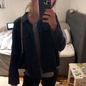 Vår jacka  - Super snygg vårjacka som är mörkblå, lite trenchcoat material men lite tjockare!