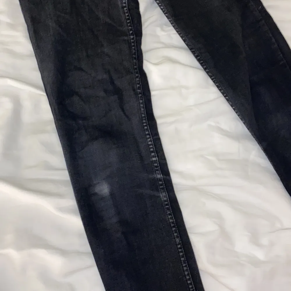 Sköna svarta jeans från Lee i storlek W26 L33. Modellen heter scarlett high. Dessa är väl använda och har en liten defekt på ena knät (se sista bilden) därav ett bra pris☺️💕. Jeans & Byxor.