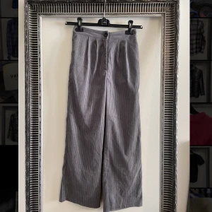 Blåa Manchesterbyxor  - Ett par mjuka manchesterbyxor i en fin blå färg. Från SHEIN i storlek 34 men jag uppskattar att den passar en 36 också.